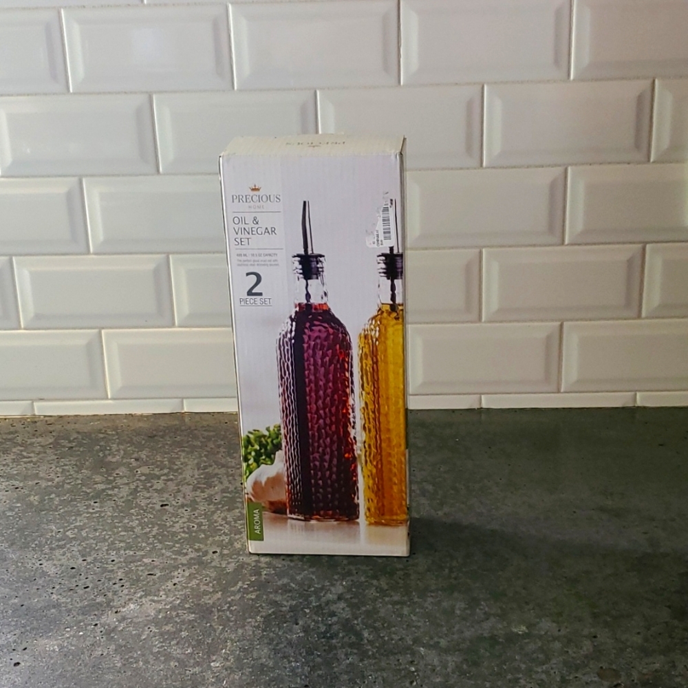 The perfect glass 16.5 Oz cruel set with steel drizzling pourers.